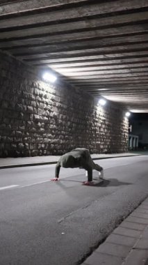 İnanılmaz bir sanatçı, etkileyici ve büyüleyici sokak çalışmalarını gece vakti şehir altgeçidinde sergiliyor.