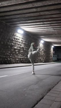 Bir altgeçit ortamında, büyüleyici kentsel dans hareketleri ustalıkla yakalanır, inanılmaz çeviklik ve stil sergilerler. Tekvando ustası. Yavaş çekim 