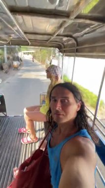 Yazın Tayland 'daki banklarda Tuk-tuk' a binen kızla birlikte olan adam. Yüksek kalite 4k görüntü