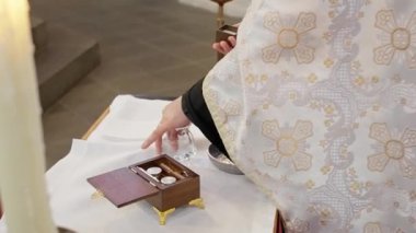 Kutsal eşyalar ve değerli gelenekler içeren bir tapınakta gerçekleştirilen derin ve kutsal bir ritüel.