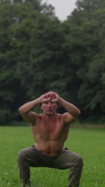 Formda bir birey, yeşil bir açık havada enerjik atlayışlar yapar ve fiziksel hünerlerini sergiler..