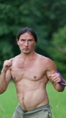 Kendini işine adamış ve odaklanmış bir adam kendini yoğun bir egzersize, güzel, yemyeşil bir çevreye daldırır.