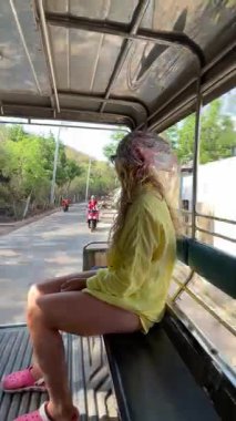 Tuk Tuk Tuk 'a binen bir kadın. Tayland' da yaz yürüyüşü sırasında banklarda. Yazın Tayland 'daki banklarda tuk-tuk' a binen kız. Yüksek kalite 4k
