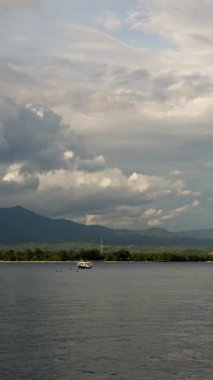 Güzel bir su manzarası, görkemli dağlar, ve büyüleyici bulutlar, doğa severler için mükemmel.