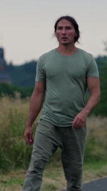 Doğa A Sahnesi Açık Hava ve Rahat Yaşam Tarzı Deneyimi 'nde ısınan bir adam. Dayanıklı bir adam nefes kesici bir açık hava ortamında güven içinde dolaşır. Kuvvet ve sükuneti somutlaştırır. Yavaş çekim