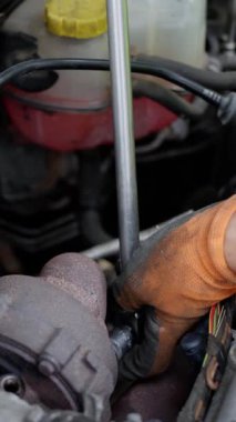 Bir teknisyenin ingiliz anahtarıyla bir motoru ustalıkla tamir etmesi olağanüstü otomotiv bakım becerileri gösteriyor. Ağır çekim. Yüksek kalite 4k görüntü