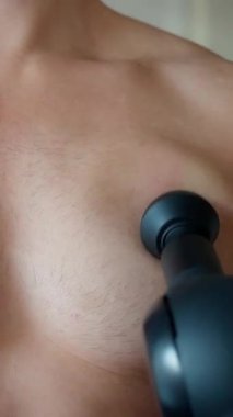 Bu video kas gevşemesi ve fiziksel gerginlikten kurtulmak için özel bir göğüs masajı aracı gösteriyor.