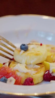 Taze böğürtlen ve kremalı krep tabağı nefis bir kahvaltı için mükemmel.