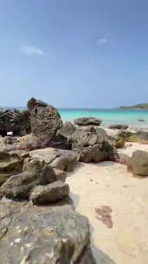Tayland. Huzurlu bir sahil manzarası dalgalı turkuaz suları engebeli kayalık kıyı şeritlerinin yanında sergiliyor.