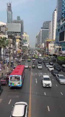 Canlı bir şehir trafiği sahnesi, şehrin hareketli bir zeminine karşı çeşitli araçların çeşitliliğini gösteriyor. Bangkok 'ta. Tayland