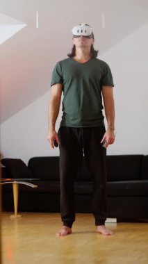 Bir kullanıcı heyecan verici bir sanal gerçeklik deneyimiyle meşgul, modern uzay oyunlarının altını çiziyor