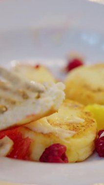 Taze böğürtlen ve kremalı krep tabağı nefis bir kahvaltı için mükemmel. Ağır çekim. Yüksek kalite 4k görüntü