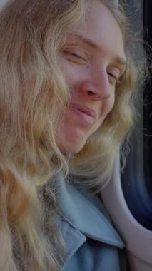 Sakin ve sakin bir birey, trende pencerenin kenarında otururken neşeli ve huzurlu bir anın tadını çıkarıyor. Yavaş çekim