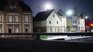 Huzurlu bir gece manzarası. Güzel bir köprü. Şehir merkezinde parlak binalar var.