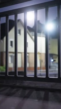 Göz kamaştırıcı bir gece manzarası, şık bir korkuluk, her yerde canlı ve parlak şehir ışıkları