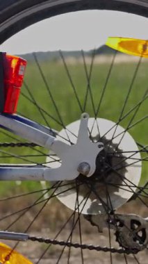 Açık hava ortamında bisiklet tekeri mekaniği ve yenilikçi yansıtıcı güvenlik özellikleri hakkında ayrıntılı görüşler. Ağır çekim. Yüksek kalite 4k görüntü