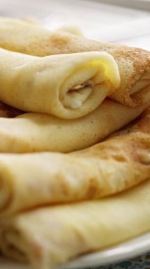 Lezzetli, iştah açıcı rulo krepler bir tabakta güzelce istiflenmiş, kahvaltı ya da tatlı olarak yemek için ideal.