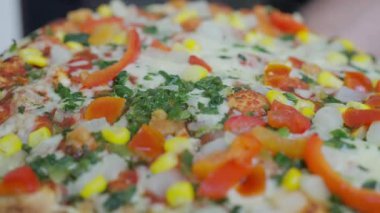 Sıcak, lezzetli, pepperonili pizza, yakından. Abur cubur. Pizza teslimatı. Lezzetli İtalyan yemeği yakın plan. Atıştırmalık bir şeyler. Birçok dilim mis kokulu yemek. Domates Basili Pineapple Pieces. Yavaş çekim