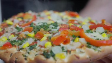 Sıcak, lezzetli, pepperonili pizza, yakından. Abur cubur. Pizza teslimatı. Lezzetli İtalyan yemeği yakın plan. Atıştırmalık bir şeyler. Birçok dilim mis kokulu yemek. Domates Basili Pineapple Pieces. Yavaş çekim