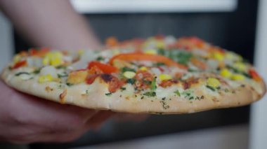 Renkli malzemelerle süslenmiş taze, ev yapımı sebze pizzası. Her yemek için mükemmel.