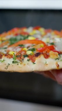 Lezzetli sebzeli pizzanın tadını çıkarın. Üstü taze malzemelerle dolu, pişirmeye hazır.