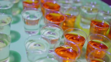 Neşeli bir şenlik toplantısında heyecan verici içkilerle dolu renkli kadehlerle canlı bir gösteri.