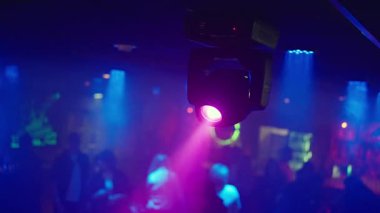 Kendini, göz kamaştırıcı ışık huzmeleri ve dinamik bir kalabalıkla karakterize edilmiş, hayat dolu gece hayatına daldır.