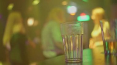 Büyüleyici bir gece hayatı atmosferi yaşayın içkilerin sahne aldığı, ve canlı dansların havayı doldurduğu. Ağır çekim. Yüksek kalite 4k görüntü