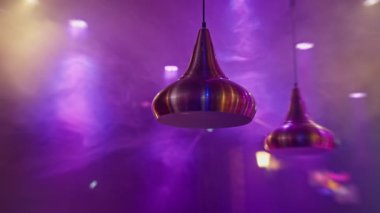 Gece kulübü. Bu şık kolye lambaları büyüleyici duman efektleriyle güçlendirilmiş canlı ve renkli bir ortam yaratır.