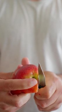 Taze bir elmayı ustalıkla bıçakla dilimlemek, ustalıkla incelik ve özen göstermektir.