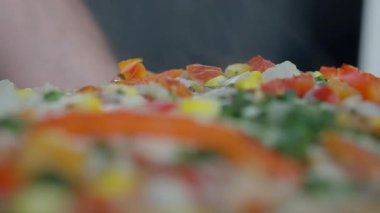 Renkli malzemelerle süslenmiş taze, ev yapımı sebze pizzası. Her yemek için mükemmel. Ağır çekim. Yüksek kalite 4k görüntü