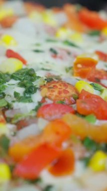 Pişirmeye hazır taze malzemelerle donatılmış lezzetli bir sebzeli pizzanın tadını çıkarın. Ağır çekim. Yüksek kalite 4k görüntü