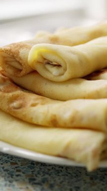 Lezzetli, iştah açıcı rulo krepler bir tabakta güzelce istiflenmiş, kahvaltı ya da tatlı olarak keyif almak için ideal. Yüksek kalite 4k görüntü