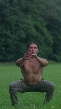 Formda bir birey açık havada dinamik egzersizler yapar, yemyeşil bir ortamda güç ve çeviklik gösterir..