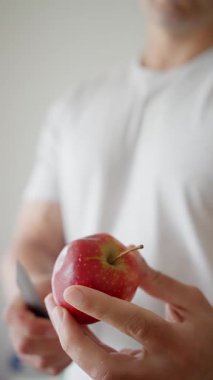 Taze bir elmayı ustalıkla bir bıçakla dilimlemek, ustalıkla incelik ve özen göstermek. Ağır çekim. Yüksek kalite 4k görüntü