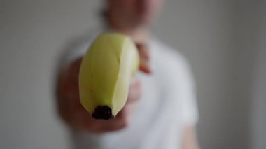 Bu, muzları akıllıca kullanan, yaratıcılığını ve eğlencesini gösteren bir silah jesti üzerine esprili ve neşeli bir yaklaşım. Yüksek kalite 4k görüntü