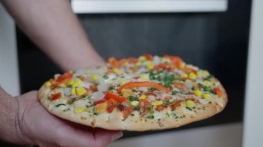 Renkli malzemelerle süslenmiş taze, ev yapımı sebze pizzası. Her yemek için mükemmel. Ağır çekim. Yüksek kalite 4k görüntü