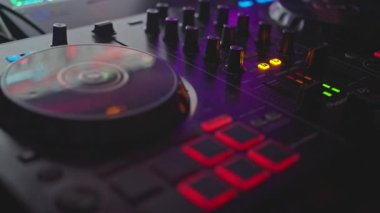 Canlı ışıklandırma, canlı performanslar ve etkinliklerdeki müzik karışımı için ideal olan kesme gedge DJ ekipmanlarını keşfedin