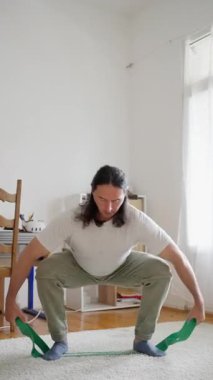 Güç, zindelik ve genel refahı arttırmak için tasarlanmış çeşitli direnç bandı egzersizleri keşfedin.