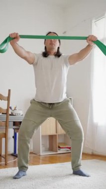 Etkili direnç bandı egzersizleri keşfetmek ev kondisyonunu güçlendirmek ve esnekliği artırmak için