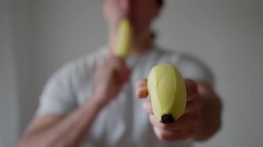 Bu, muzları akıllıca kullanan, yaratıcılığını ve eğlencesini gösteren bir silah jesti üzerine esprili ve neşeli bir yaklaşım. Yüksek kalite 4k görüntü