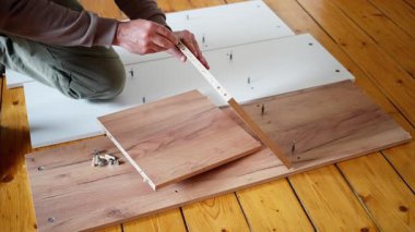 Yeni başlayanlar için hazırlanmış bu basit DIY rehberi ile farklı mobilya türlerini birleştirmeyi kolayca öğrenin