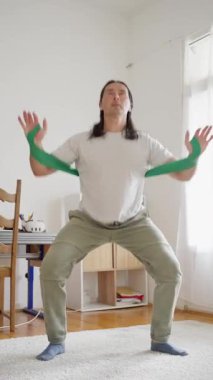 Bir insan direnç bantlarını kullanarak gücünü arttırır ve hareketliliğini arttırır.