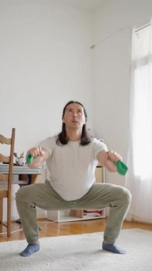 Direniş bantlarını kullanarak gücünü arttıran ve hareket kabiliyetini arttıran bir adam. Yüksek kalite 4k görüntü