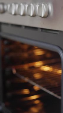 Lezzetli, taze bir sebze pizzası fırına konuyor, mükemmel pişirilmek için sabırsızlıkla bekliyor. Dikey video. Yüksek kalite 4k görüntü