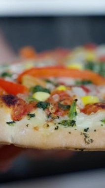 Pişirmeye hazır taze malzemelerle donatılmış lezzetli bir sebzeli pizzanın tadını çıkarın. Yüksek kalite 4k görüntü