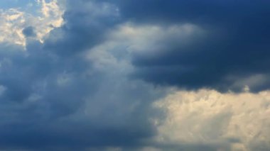 Sersemletici ve nefes kesen bulut oluşumları. Canlı ışık ışınları engin gökyüzünde zarif bir şekilde filtreleniyor. Zaman aşımı. Yüksek kalite 4k görüntü