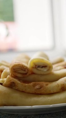 Altın sarısı kenarlarını ve yumuşak dokusunu gözler önüne seren nefis yuvarlanmış kreplerin büyüleyici bir görüntüsü. Yüksek kalite 4k görüntü