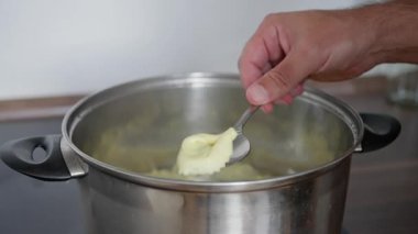 Bir el dikkatle bir kaba tereyağı ekleyerek yemek pişirme sürecindeki lezzeti ve zenginliği önemli ölçüde artırıyor.