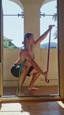 Güç ve esnekliği artırmak için direnç bantları kullanan tam vücut çalışma tekniklerine genel bakış